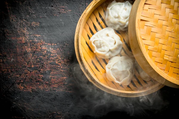 Dumplings Calientes Manta Vapor Bambú Sobre Fondo Rústico Oscuro — Foto de Stock