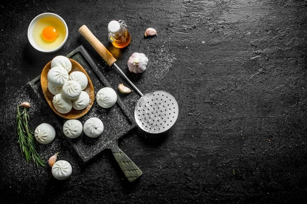 stock image Raw manta dumplings in bowl. On black rustic background