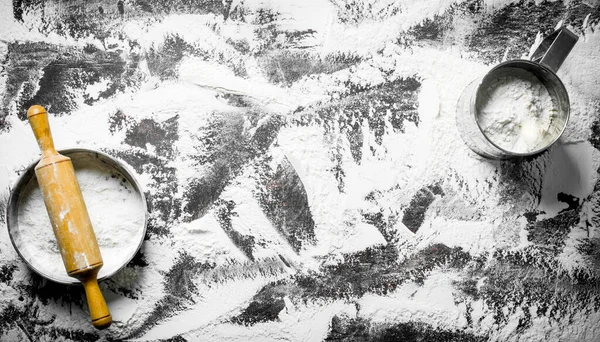 Разные Сито Мукой Деревенском Фоне — стоковое фото