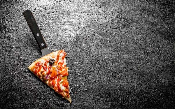 Pizza Mit Tomaten Und Salami Auf Schwarzem Rustikalem Hintergrund — Stockfoto
