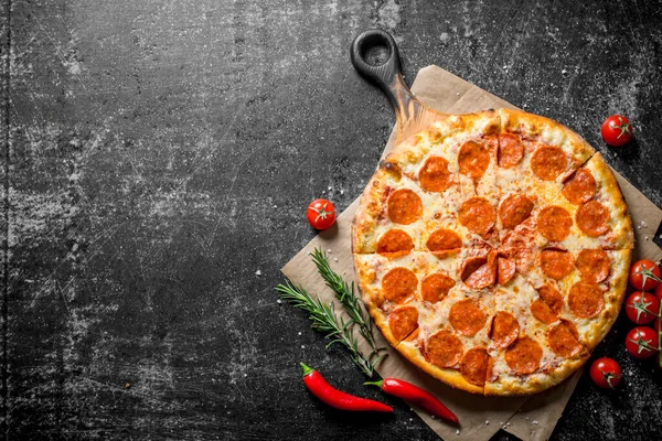 トマト ローズマリーのペパロニピザ 暗い素朴な背景に — ストック写真