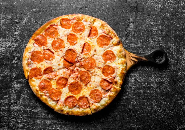 ソーセージとチーズのペパロニピザ 暗い素朴な背景に — ストック写真