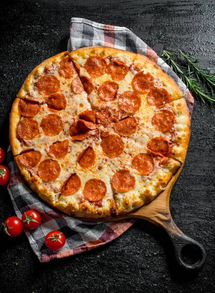 ローズマリーとトマトのペパロニピザをスライス 素朴な背景について — ストック写真