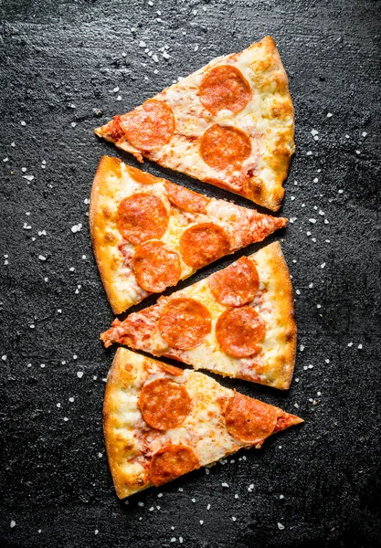 Plátky Feferoniho Pizzy Klobásy Sýrem Černém Venkovním Pozadí — Stock fotografie