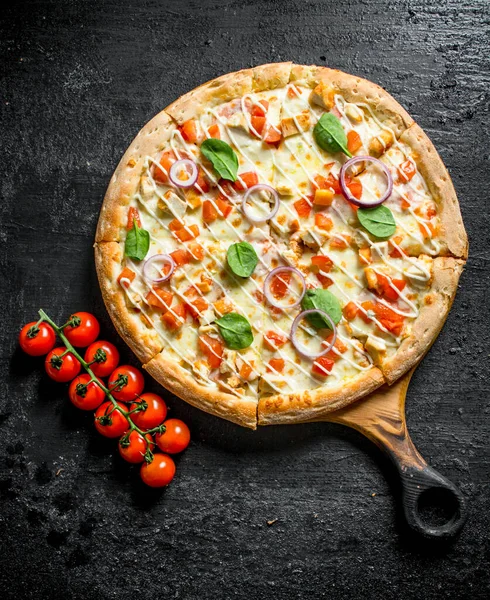 Хрустящая Пицца Помидоры Черри Черном Деревенском Фоне — стоковое фото