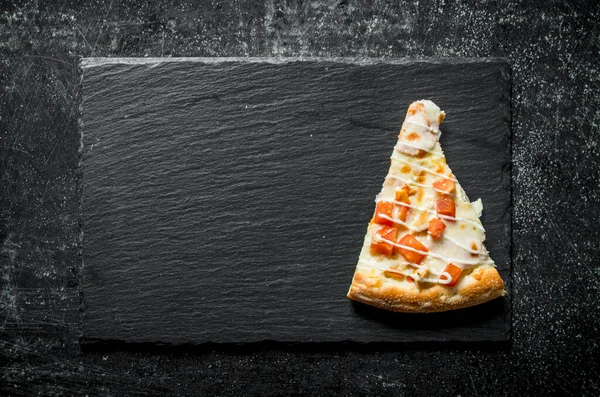 Fatia Pizza Com Frango Tomate Molho Queijo Fundo Rústico Preto — Fotografia de Stock