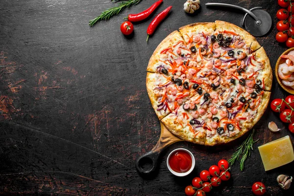 Пицца Морепродуктами Хрустящей Корочкой Темном Деревенском Фоне — стоковое фото