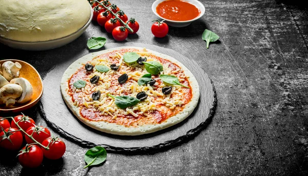 Подготовка Пиццы Тесто Различными Ингредиентами Приготовления Пиццы Темном Деревенском Фоне — стоковое фото