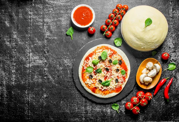 Rohe Pizza Teig Mit Tomatenmark Champignons Oliven Und Chili Auf — Stockfoto