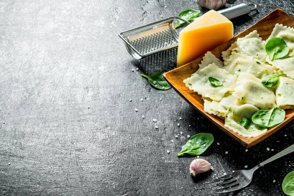 パルメザンチーズのイタリアンラビオリ 暗い素朴な背景に — ストック写真
