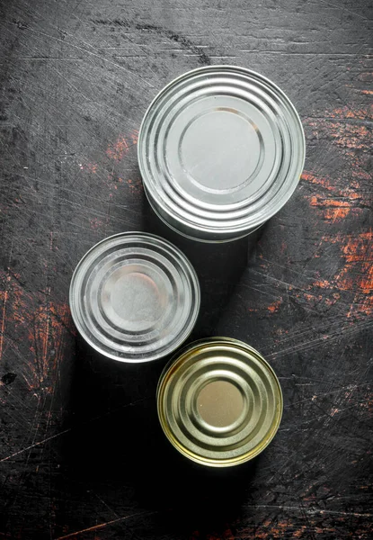 缶詰食品の金属缶を閉じた 暗い素朴な背景に — ストック写真
