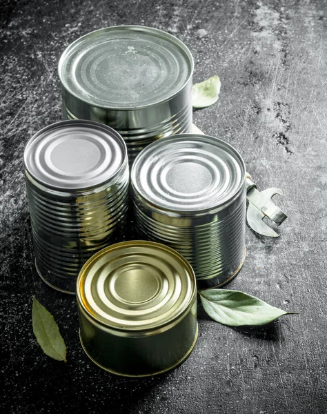 缶詰の缶詰の缶詰 暗い素朴な背景に — ストック写真