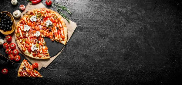 Ευωδιαστό Μεξικάνικο Πίτσα Μανιτάρια Και Ντομάτες Μαύρο Ρουστίκ Φόντο Εικόνα Αρχείου