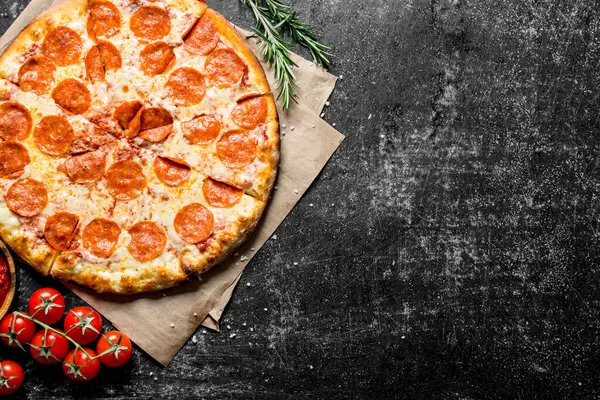 Pizza Perfumada Pepperoni Sobre Papel Sobre Fondo Rústico Oscuro Imágenes de stock libres de derechos