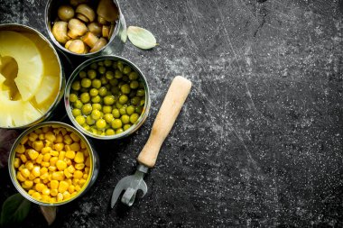 Konserve gıda çeşitli açık konserve konserve. Koyu rustik arka plan üzerinde