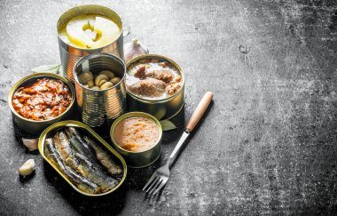 Konserve gıda çeşitli açık konserve konserve. Koyu rustik arka plan üzerinde