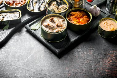 Açık konserve çeşitli konserve ler. Koyu rustik arka plan üzerinde