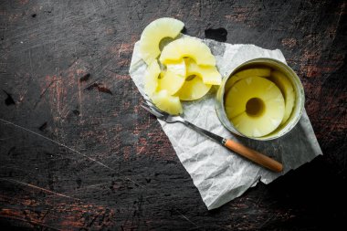 Konserve ananas ile açık konserve olabilir. Koyu rustik arka plan üzerinde