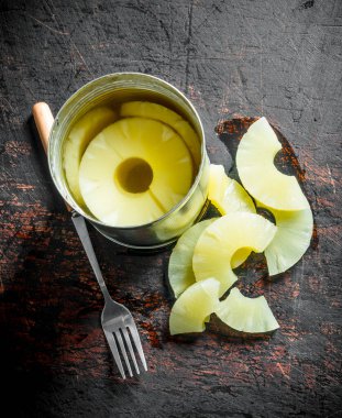 Konserve ananas ile açık konserve olabilir. Koyu rustik arka plan üzerinde