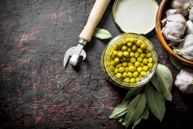 Yeşil bezelye ile açık cam kavanoz. Koyu rustik arka plan üzerinde