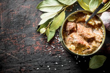 Konserve et bir konserve açın. Koyu rustik arka plan üzerinde