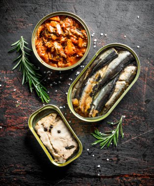 Biberiye konservesi konserve balık. Koyu rustik arka plan üzerinde