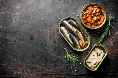 Biberiye konservesi konserve balık. Koyu rustik arka plan üzerinde