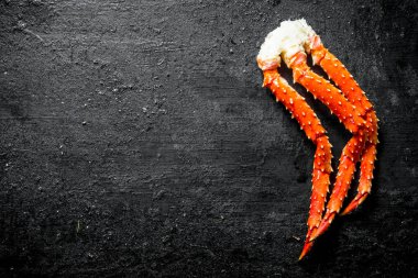 Taze haşlanmış yengeç. Siyah rustik arka plan üzerinde