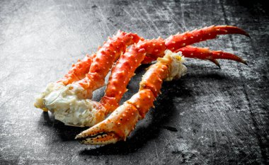 Taze haşlanmış yengeç. Koyu rustik arka plan üzerinde