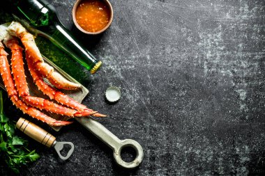 Soslu yengeç, bira ve otlar. Koyu rustik arka plan üzerinde