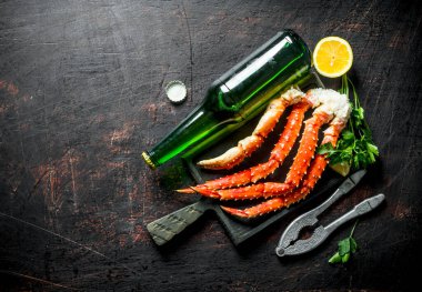 Bira, limon ve otlarla taze yengeç. Koyu rustik arka plan üzerinde