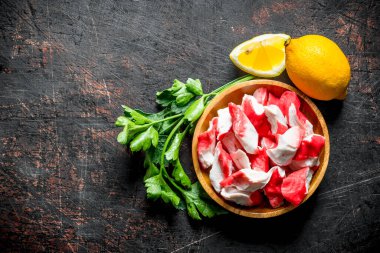 Maydanoz lu ve limonlu yengeç eti. Koyu rustik arka plan üzerinde