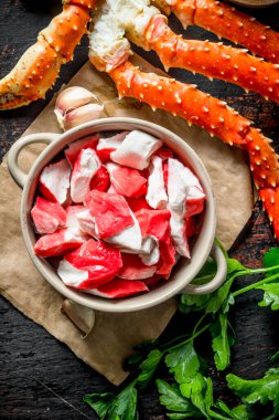 Taze yengeç ve otlu yengeç eti. Koyu rustik arka plan üzerinde