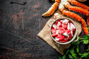 Taze yengeç ve otlu yengeç eti. Koyu rustik arka plan üzerinde