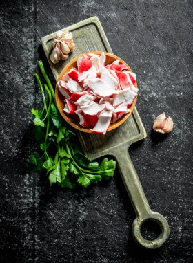 Sarımsak karanfil ve maydanoz ile doğrama Tahtası üzerinde Yengeç eti. Koyu rustik arka plan üzerinde