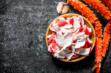 Yengeç eti ve sarımsaklı haşlanmış yengeç. Koyu rustik arka plan üzerinde