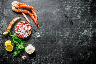 Yengeç eti ve soslu deniz yengeci. Koyu rustik arka plan üzerinde