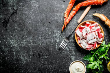 Yengeç eti ve soslu deniz yengeci. Koyu rustik arka plan üzerinde