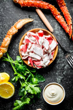 Maydanozlu yengeç eti, sos ve limon. Koyu rustik arka plan üzerinde