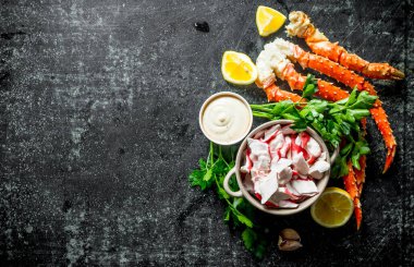 Yengeç eti ve limon dilimleri, maydanoz ve soslu taze yengeç. Koyu rustik arka plan üzerinde