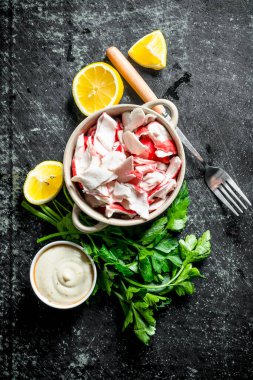 Limonlu yengeç eti, otlar ve sos. Koyu rustik arka plan üzerinde