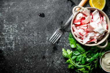 Limonlu yengeç eti, otlar ve sos. Koyu rustik arka plan üzerinde