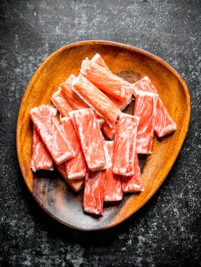 Yengeç tahta bir tabağa yapışır. Koyu rustik arka plan üzerinde