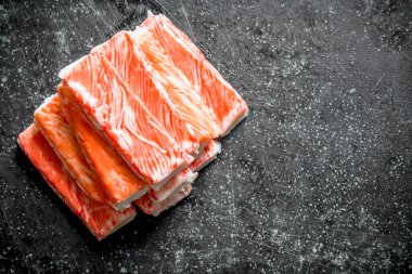 Taze yengeç çubukları. Koyu rustik arka plan üzerinde