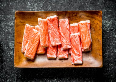 Yengeç tabağa yapışır. Koyu rustik arka plan üzerinde