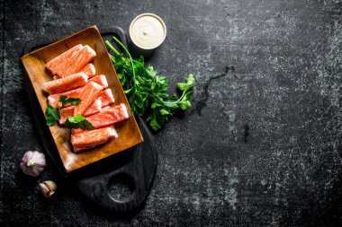 Yengeç maydanoz ve sosla yapışır. Koyu rustik arka plan üzerinde