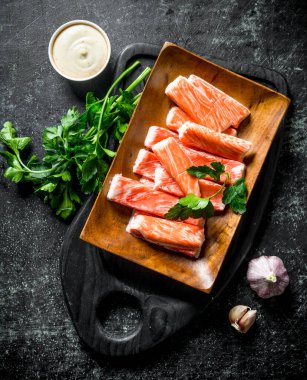 Yengeç maydanoz ve sosla yapışır. Koyu rustik arka plan üzerinde