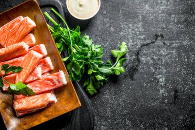 Yengeç maydanoz ve sosla yapışır. Koyu rustik arka plan üzerinde