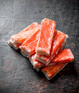 Taze yengeç çubukları. Koyu rustik arka plan üzerinde