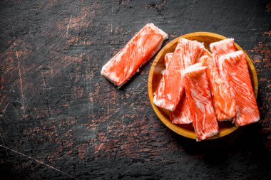 Yengeç tabağa yapışır. Koyu rustik arka plan üzerinde